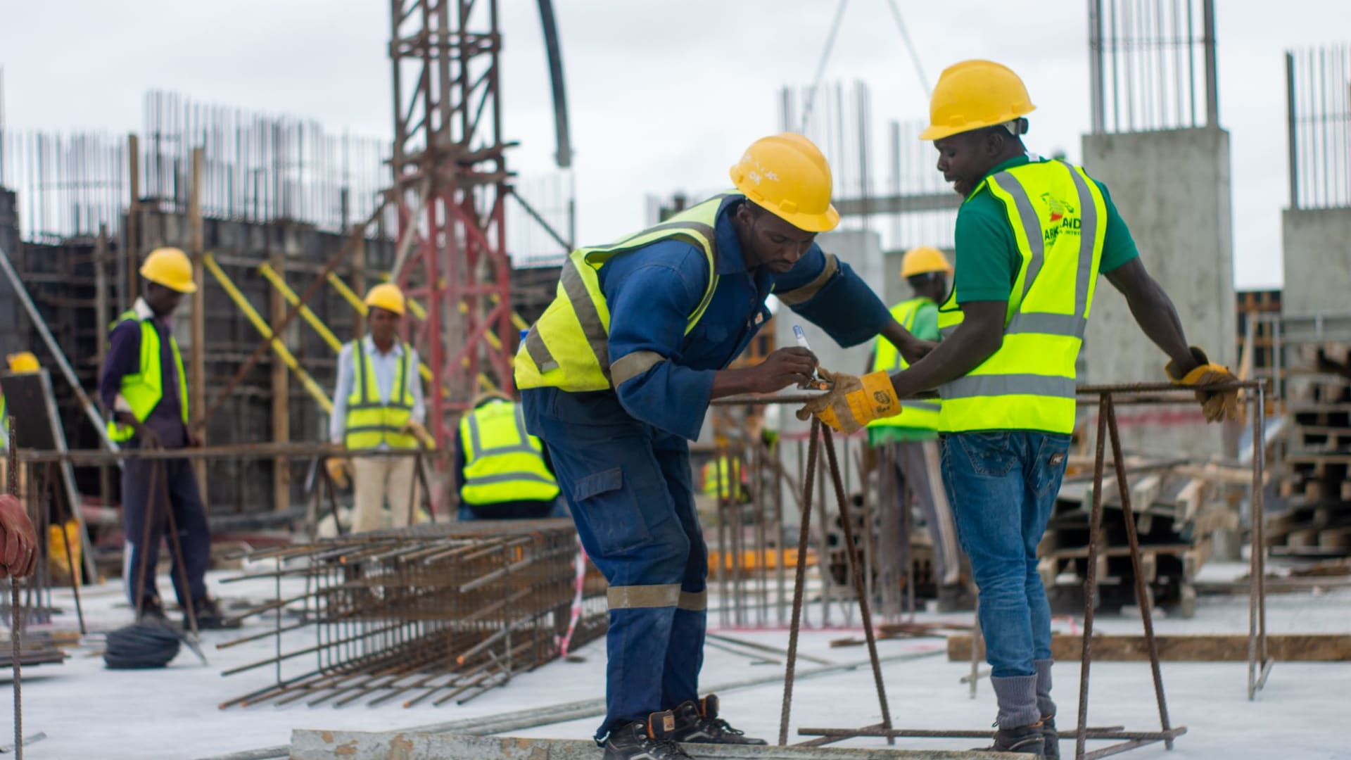 Bauarbeiter mit Helm und Warnweste auf einer Baustelle