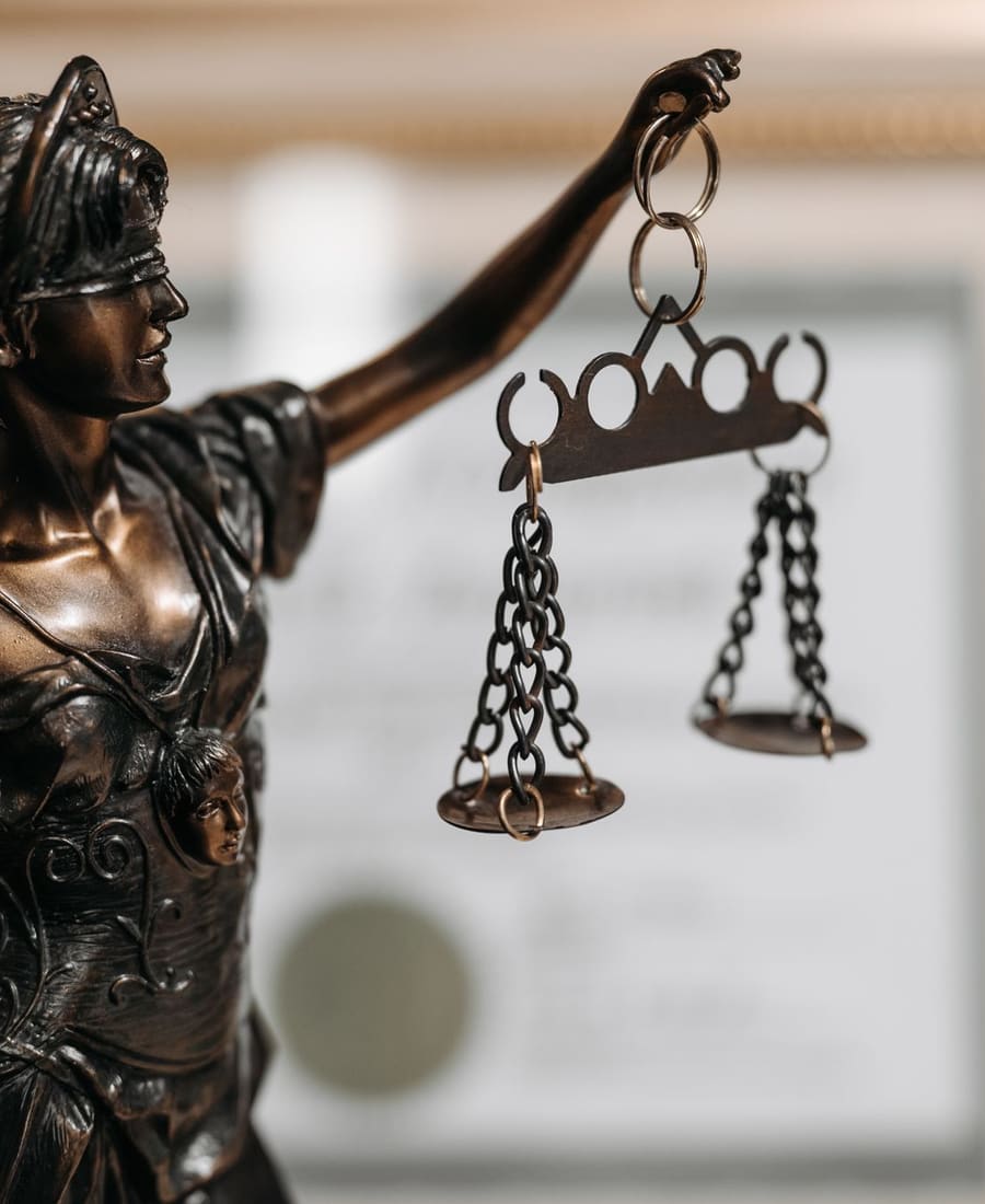 Justitia-Figur mit Waage in einer Kanzlei