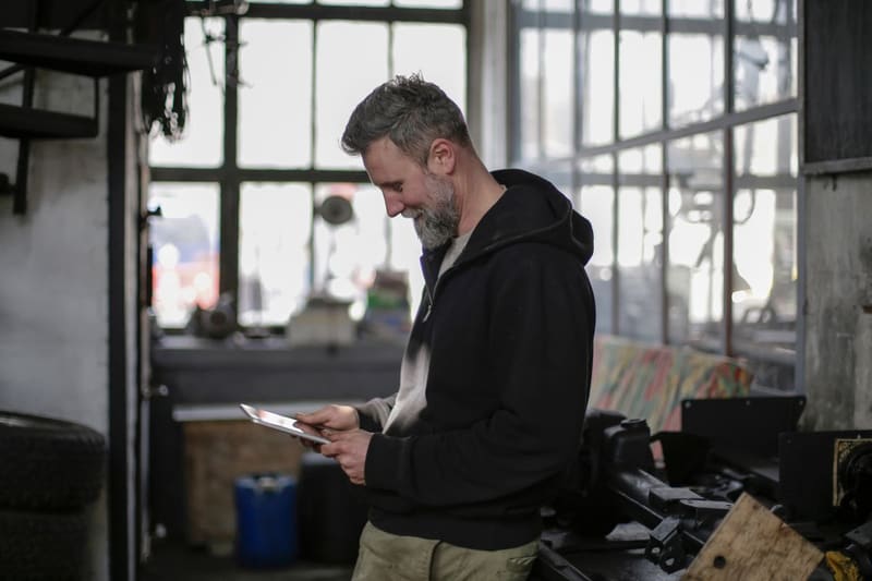 Handwerker richtet Thincify auf dem Tablet in der Werkstatt ein